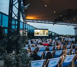 Openlucht cinema op rooftopterras Hotel Gent