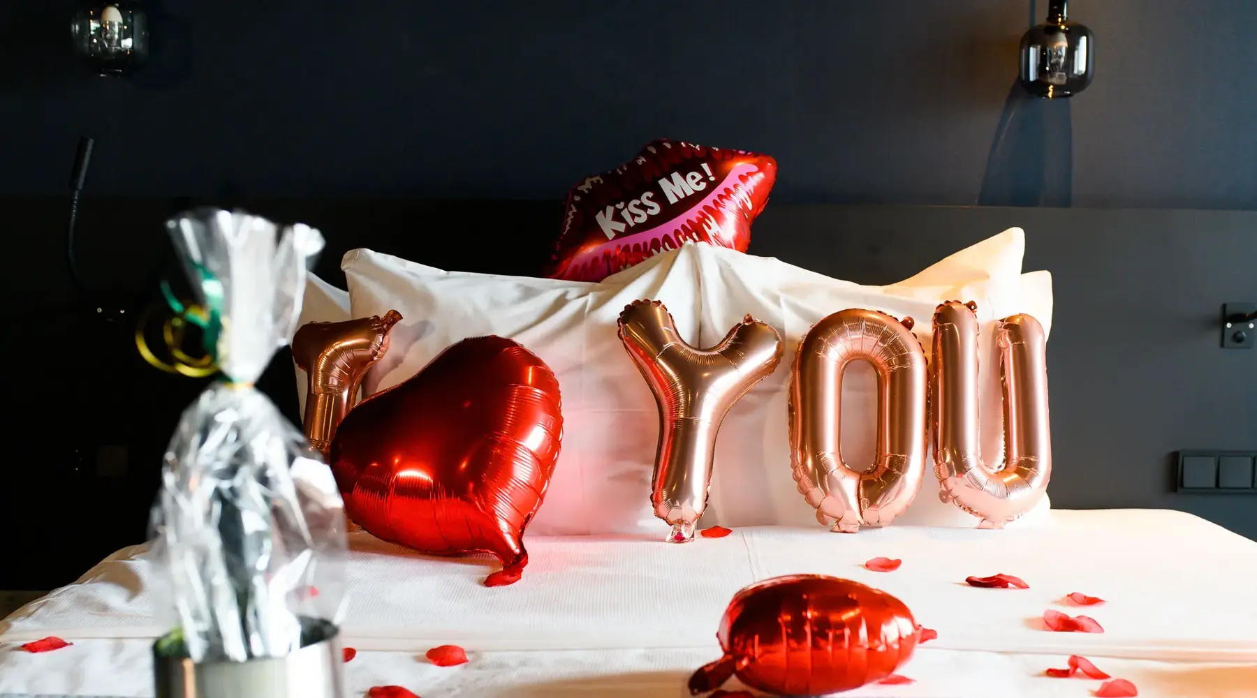 Hôtel romantique | Forfait romantique | Van der Valk Hotel Sassenheim – Leiden | Cœurs | Lit | Pétales de roses | Ballons