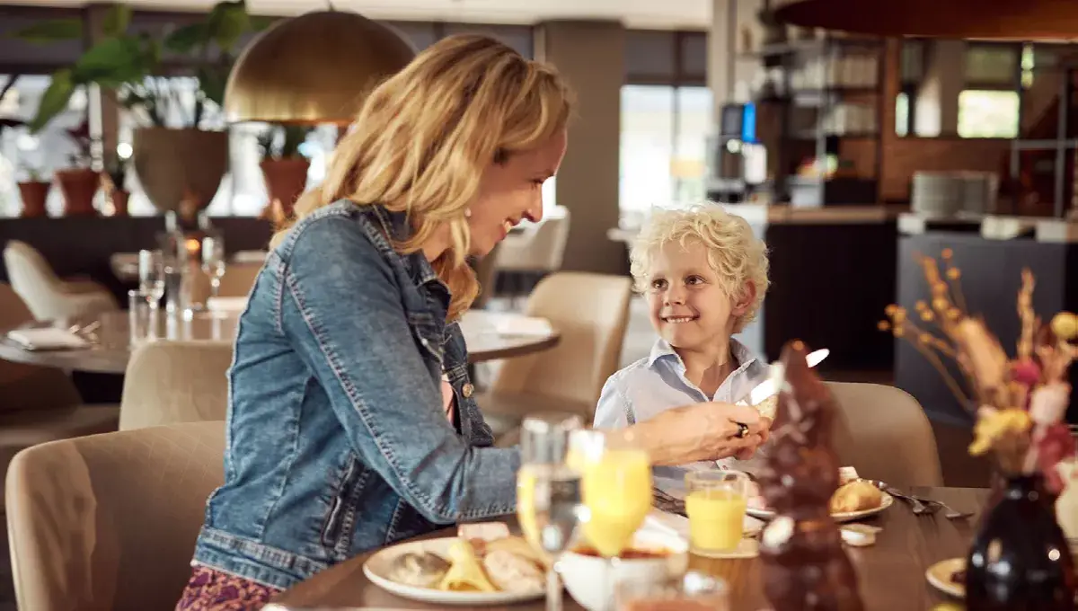 Moeder met zoon aan paasontbijt