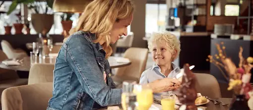 Mutter genießt einen köstlichen Brunch mit ihrem Kind
