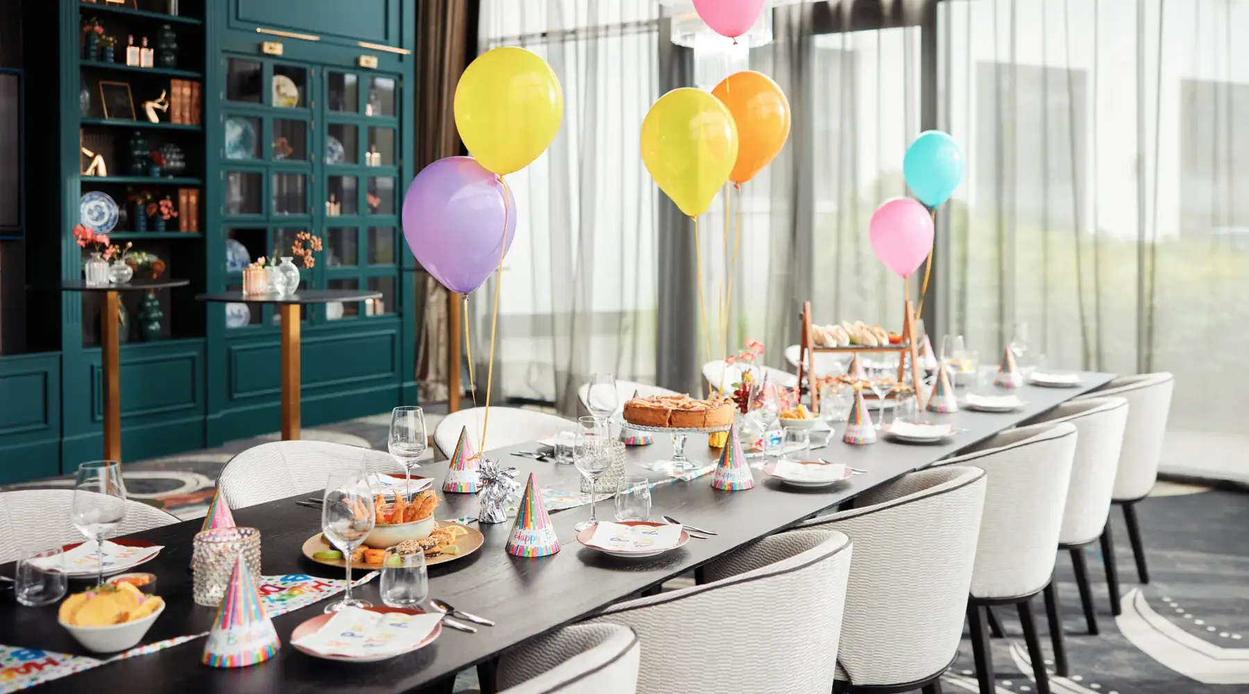Table couverte avec dessus gâteau et ballons