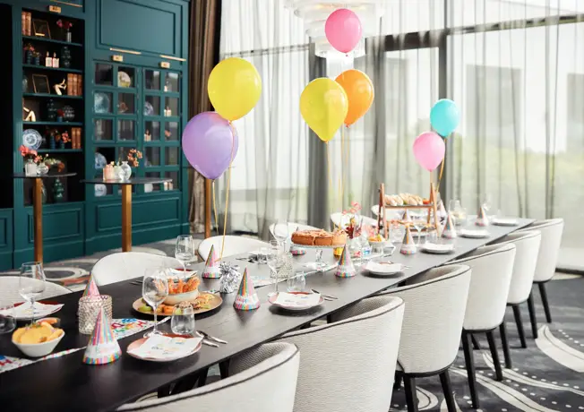 Verjaardags tafel met ballonnen