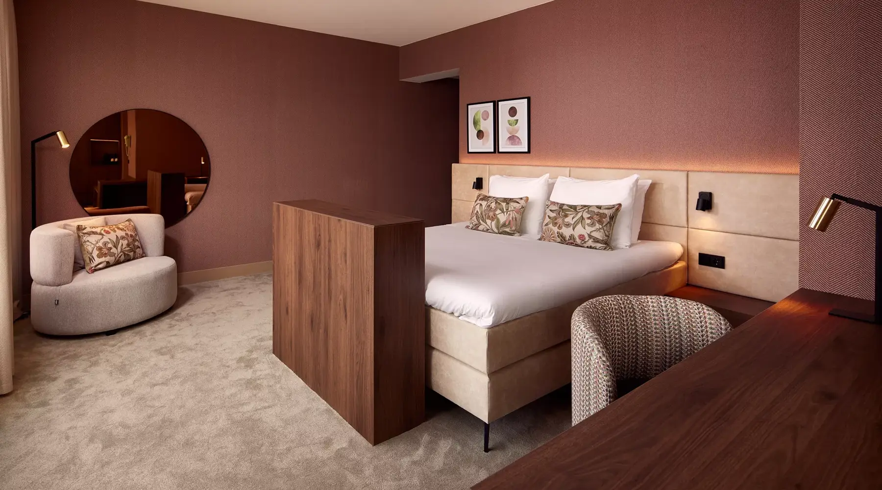 Large bed in the Van der Valk room