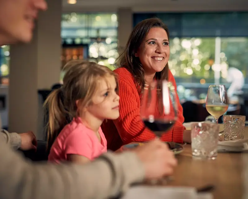 Moeder en dochter aan tafel