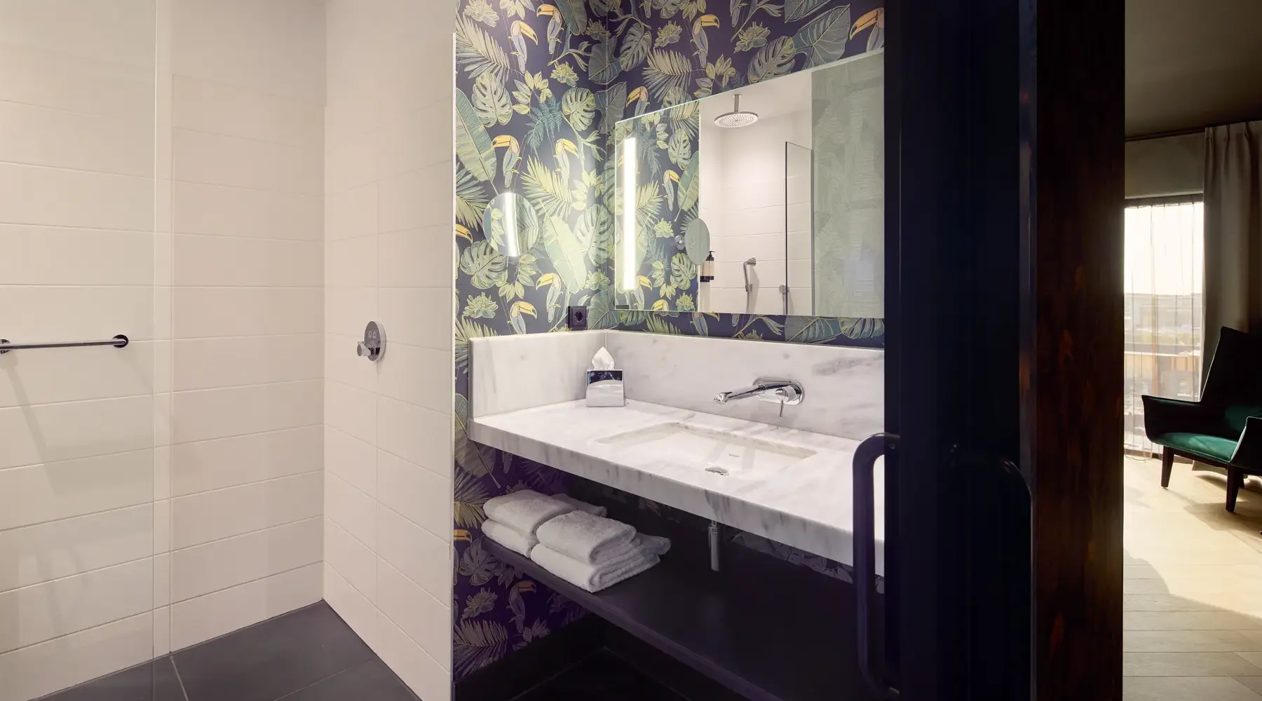 Salle de bain avec douche et lavabo