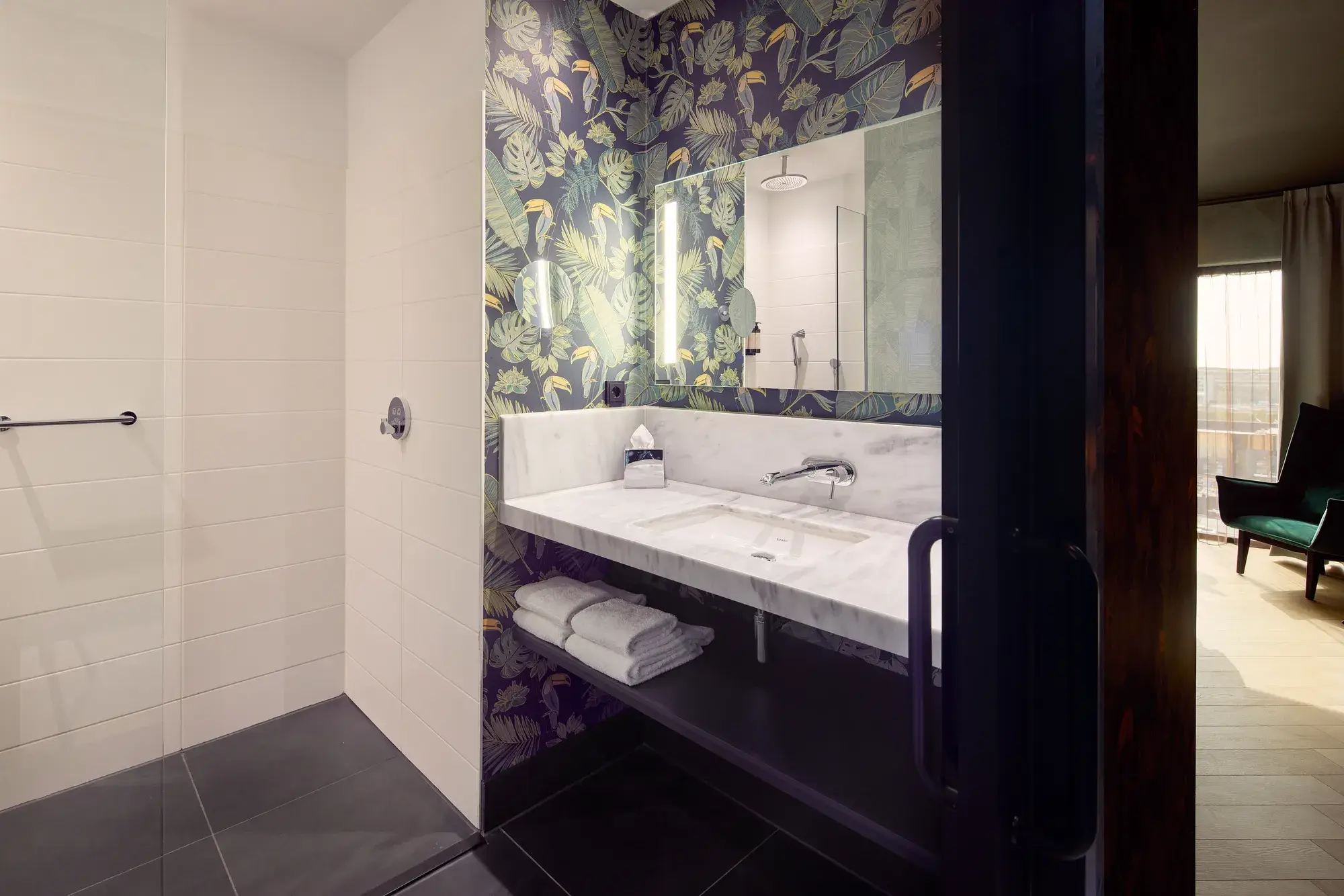 Salle de bain avec douche et lavabo
