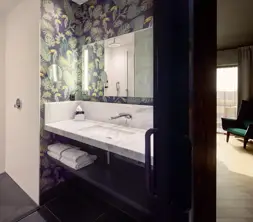Salle de bain avec douche et lavabo