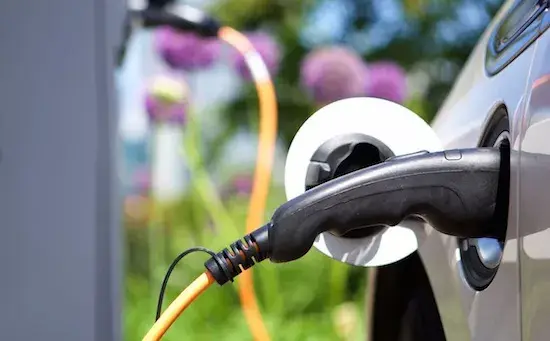 Elektrische auto aan de lader.