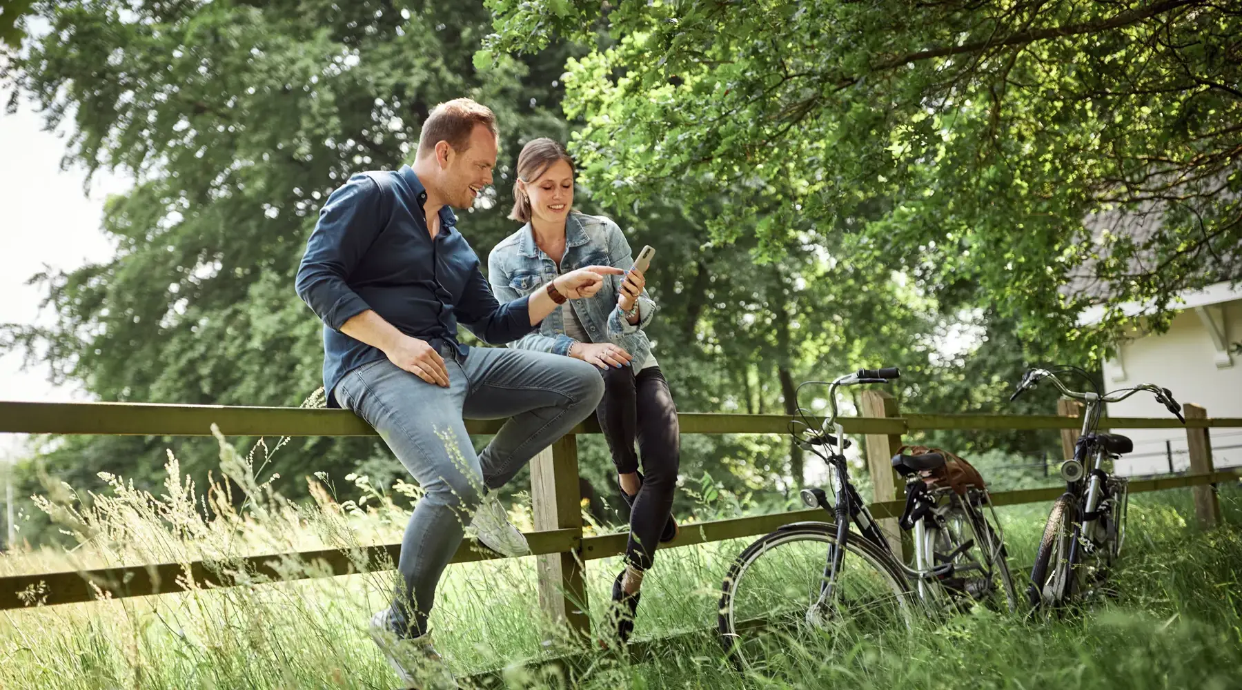 Man en vrouw bekijken de route 