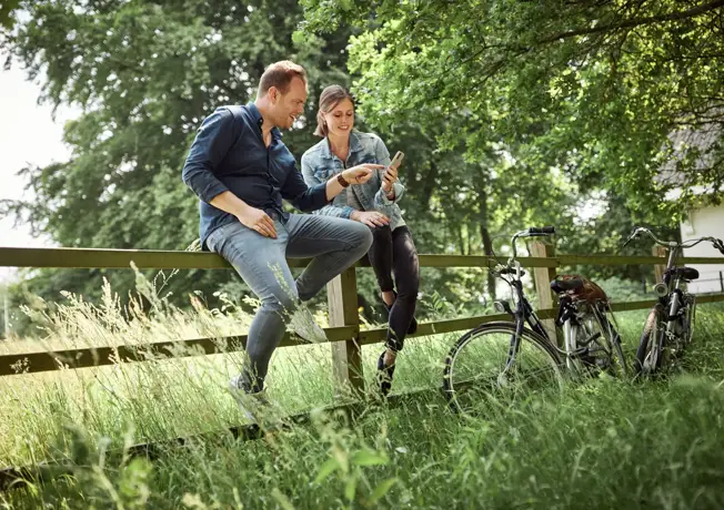 Stel op hek kijkend naar fietsroute