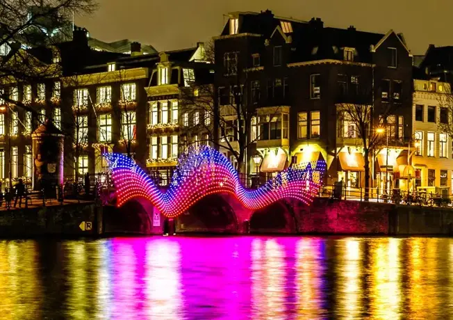 Brug met lichtjes