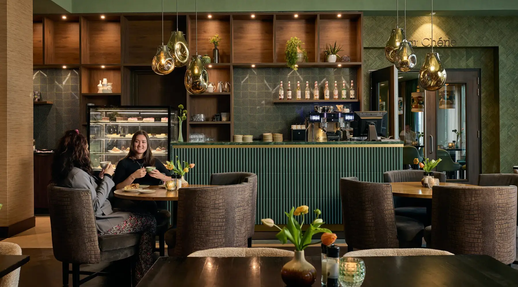 2 Damen beim Kaffee in der Hotelbar