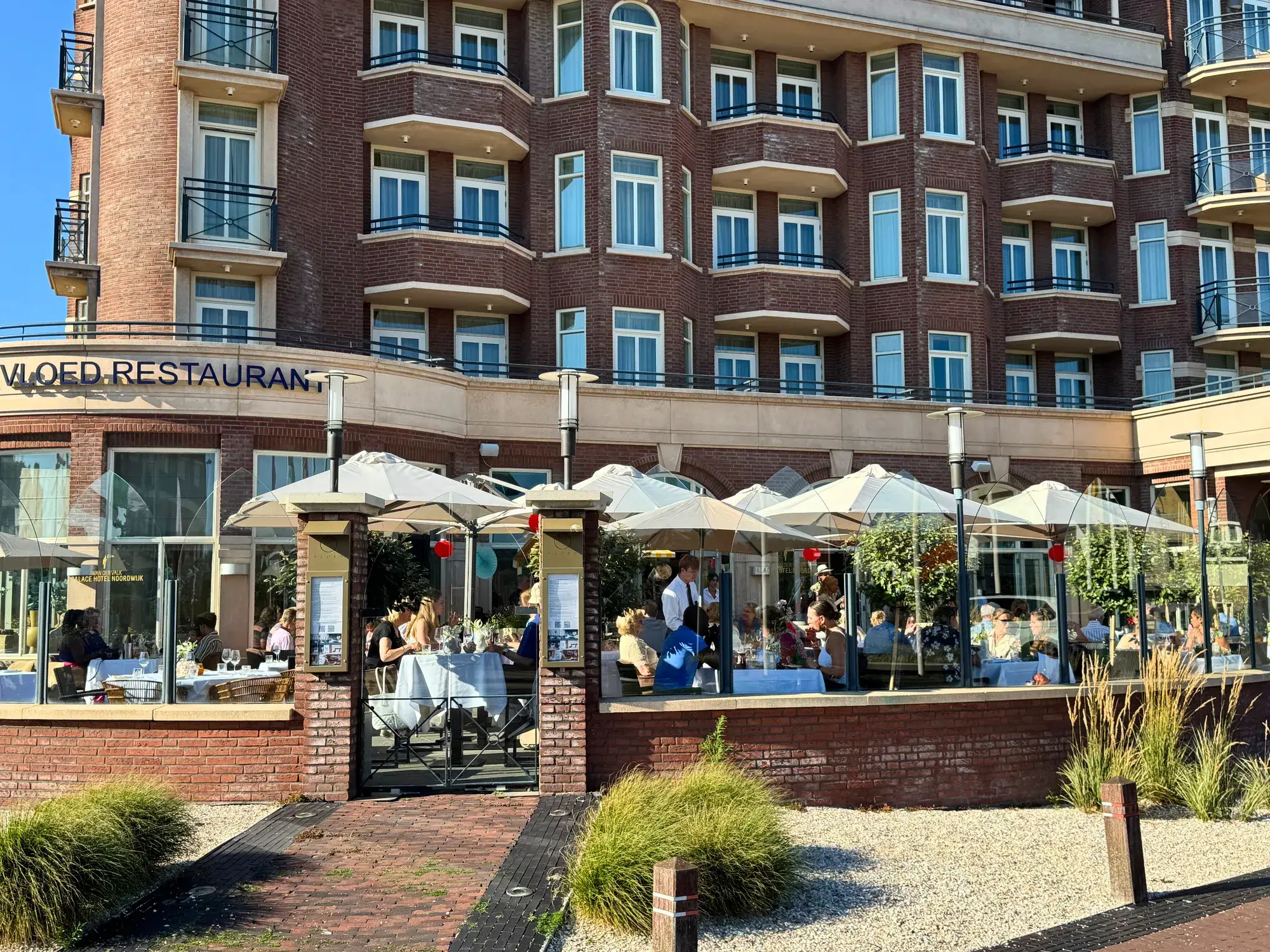Terrasse des Restaurants Vloed in der Sonne mit vielen Gästen