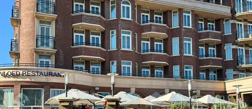 Terrasse des Restaurants Vloed in der Sonne mit vielen Gästen