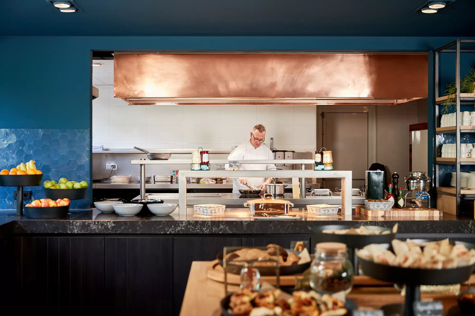 Cuisinier en train de cuisiner au buffet de JOE