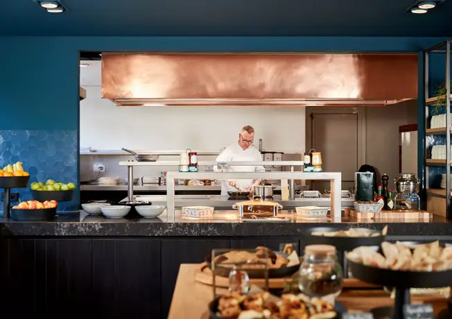 Cuisinier en train de cuisiner au buffet de JOE