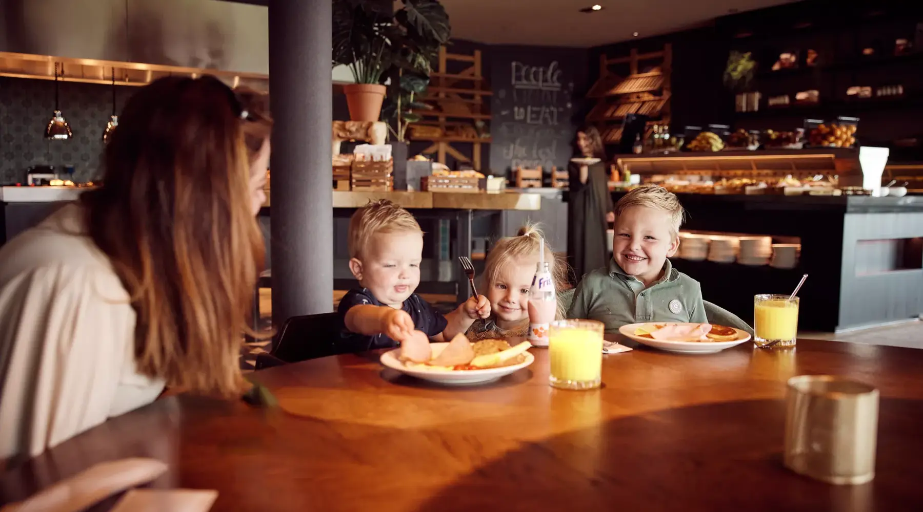 Kinderen aan het eten Hotel Veenendaal