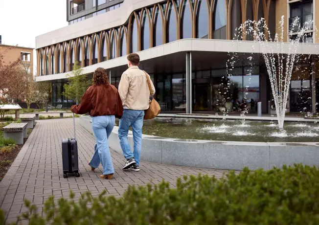 Ein Paar betritt das Hotel Venlo