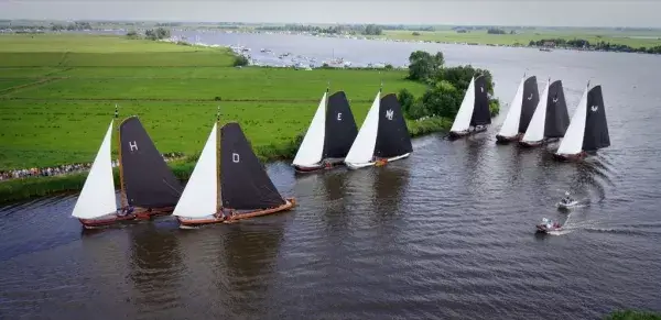 Skûtsjes in den friesischen Seen