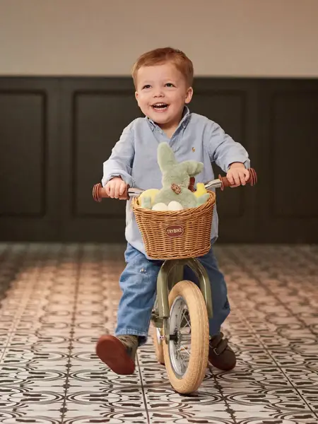 kindje op fiets met paaseitjes tijdens Pasen in Hotel Gent