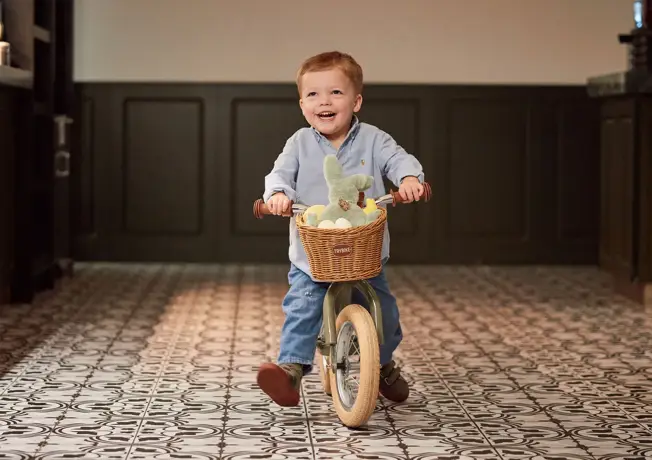 Automne en famille dans la forêt