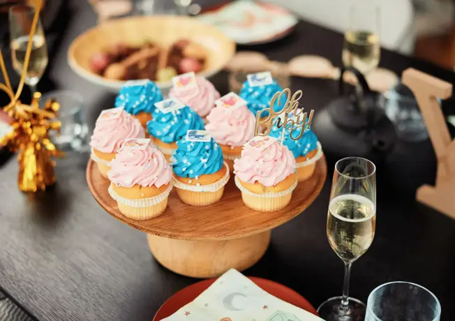 Rosa und blaue Cupcakes 