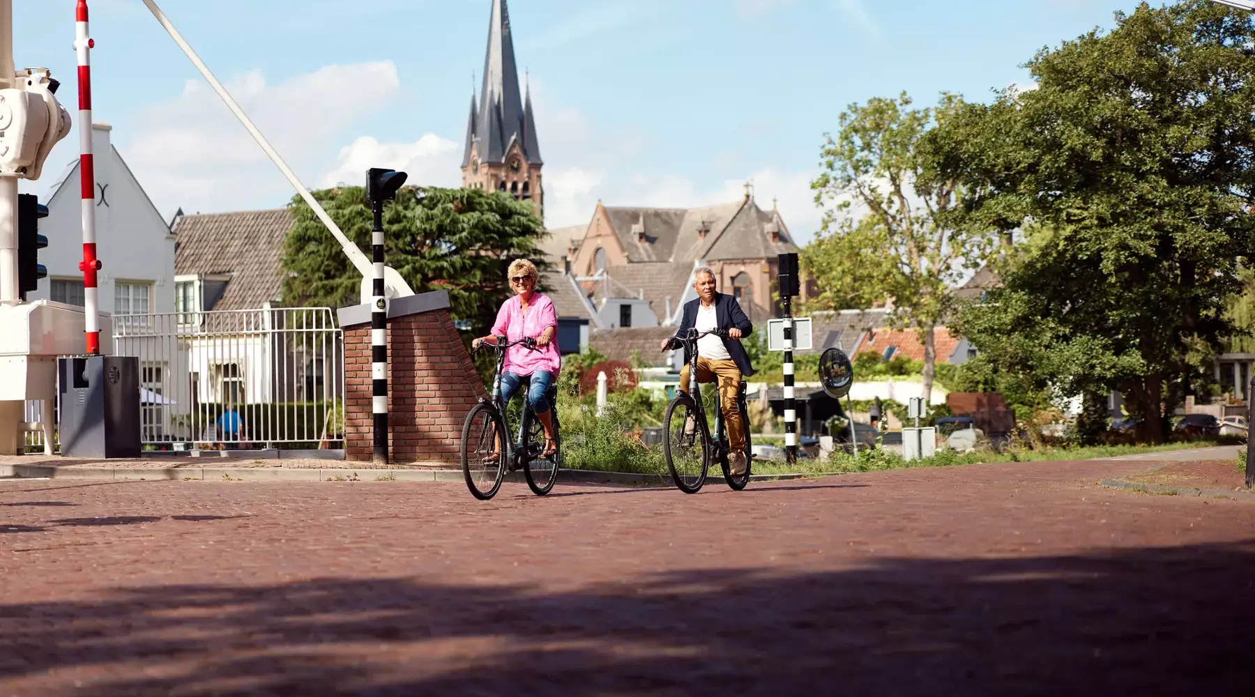 Ein Ehepaar fährt mit dem Fahrrad durch die Umgebung von Hotel Breukelen