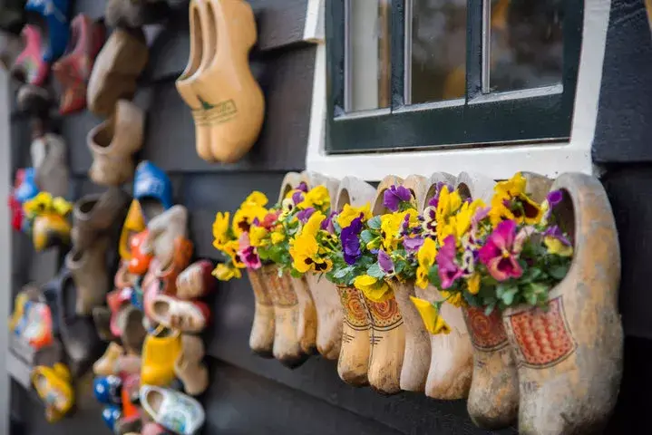 Holzschuhe an der Wand