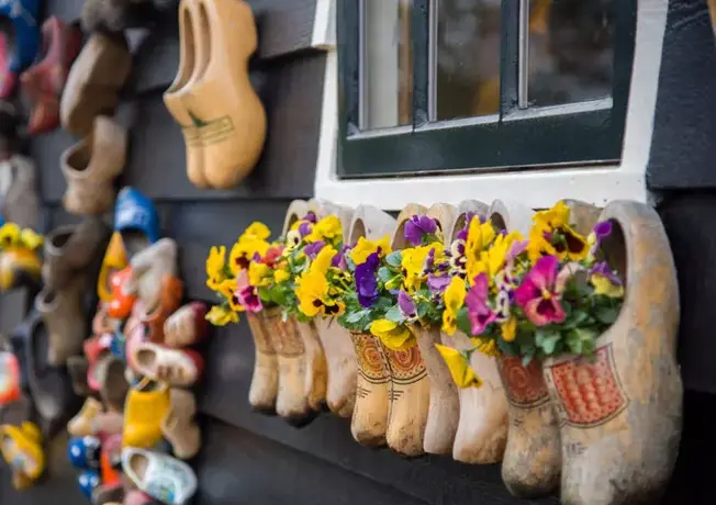 Holzschuhe an der Wand