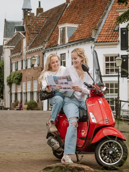 2 dames op een scooter in Amersfoort