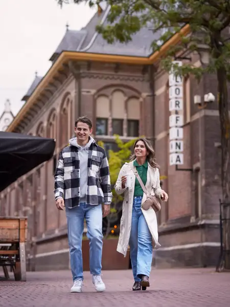 Homme et femme marchent dans le centre d'Arnhem