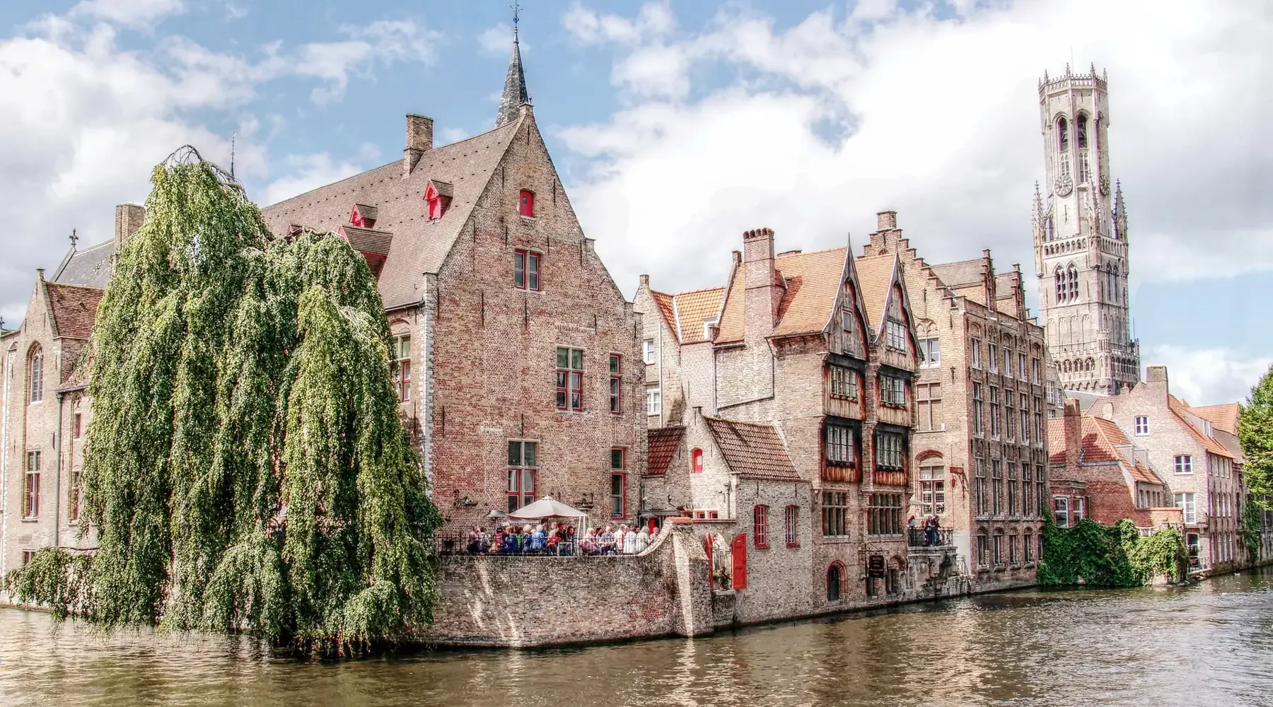 Anciens bâtiments à Bruges entourés d'eau