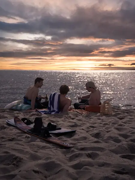 Mannen op het strand na een dag kiten