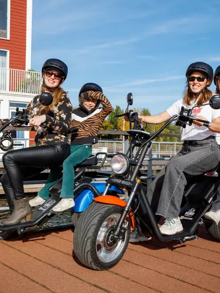 Leute auf E-Chopper.