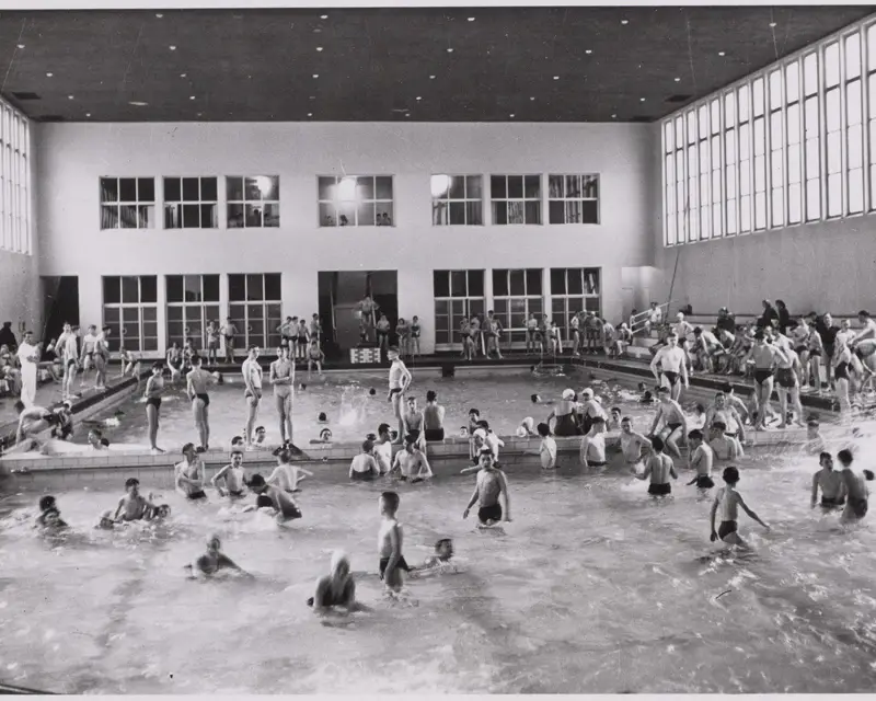 Het zwembad met plat dak na de afbraak van de metalen spant