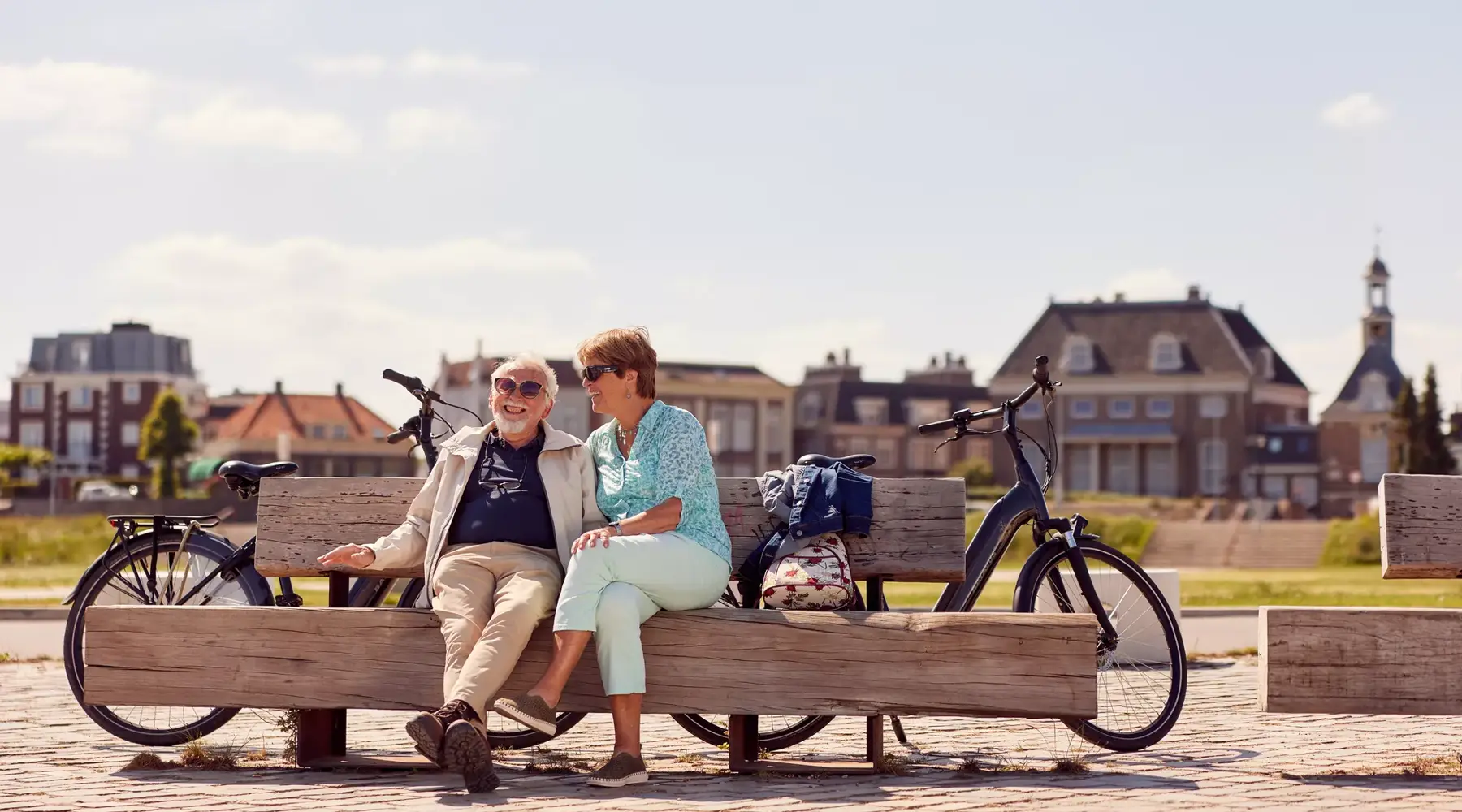 Deux personnes sur un banc