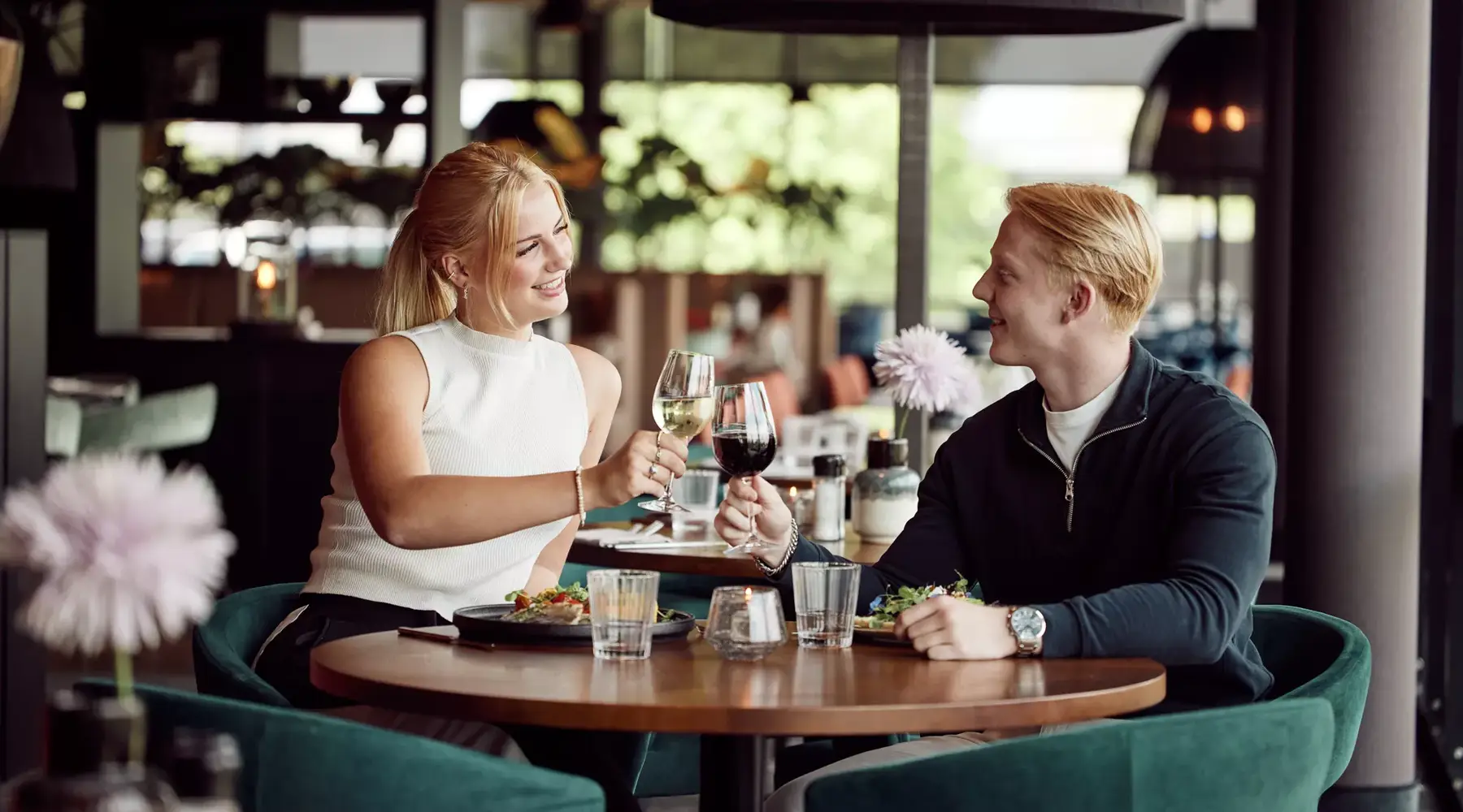 Verliefd koppel heeft diner in restaurant. Ze proosten samen. 