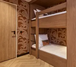Stapelbed met twee eenpersoonsbedden in de aangrenzende kamer