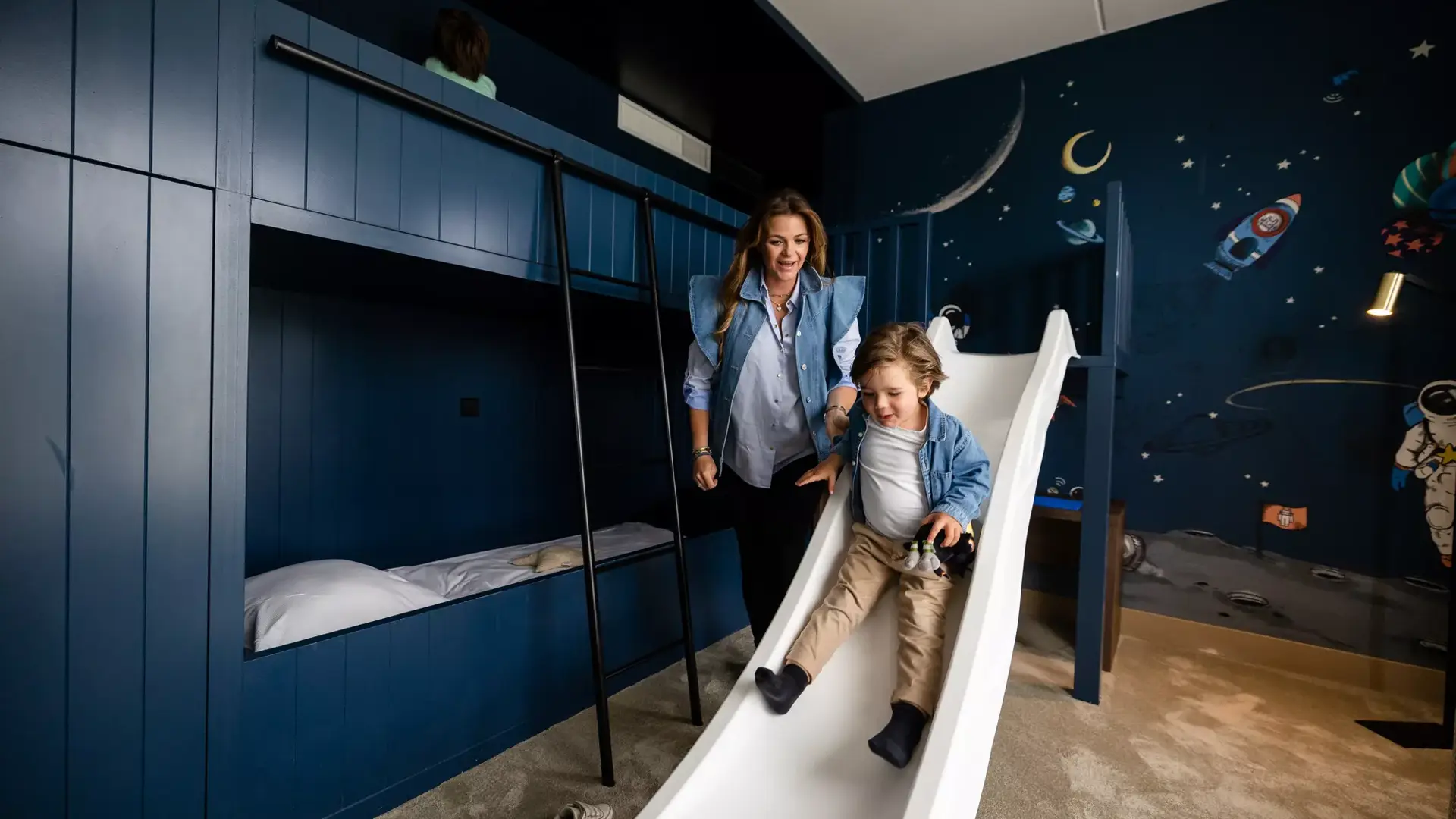 Spelend kind in familiekamer van Hotel Lelystad