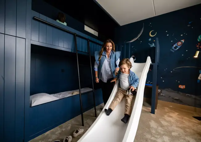 Spelend kind in familiekamer van Hotel Lelystad