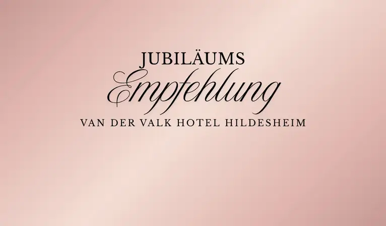 De afbeelding toont de jubileumaanbeveling van Hotel Van der Valk Hildesheim in een elegant jubileumdesign. De tekst "Anniversary Recommendation" is vormgegeven tegen een roségouden achtergrond en duidt op de exclusieve culinaire aanbeveling voor het 20-jarig jubileum.