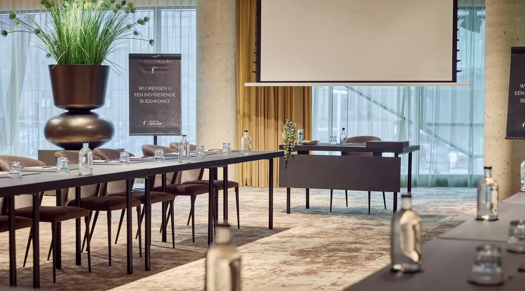 U-förmiges Graslei-Zimmer im Van der Valk Hotel Gent