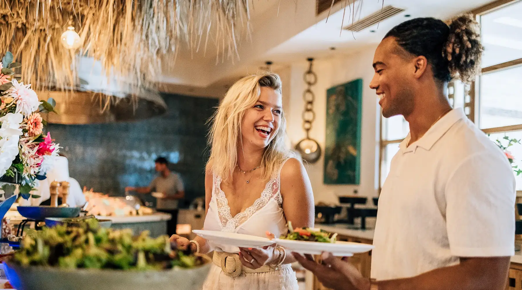 Koppel geniet van live cooking in Restaurant Momento