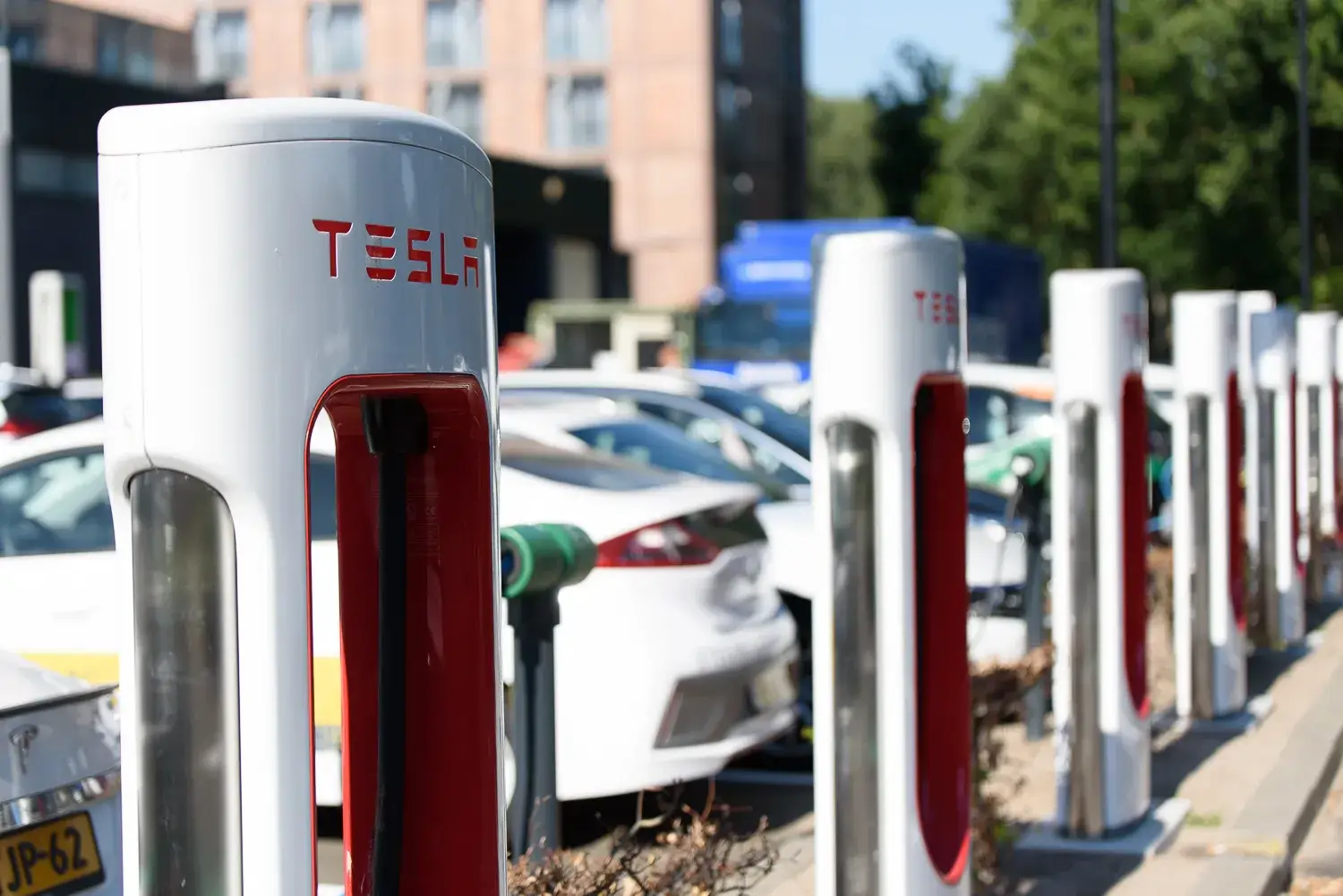 Tesla-Ladestationen im Van der Valk Hotel Eindhoven