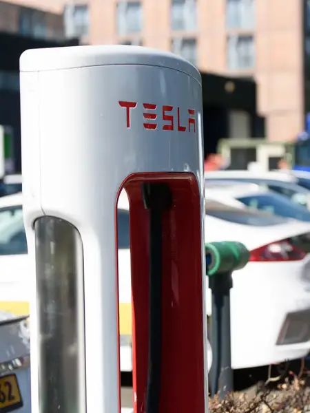 Elektroauto, die gerade aufgeladen wird.