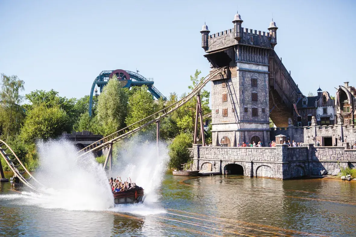 Montagne russe dans un parc d'attractions