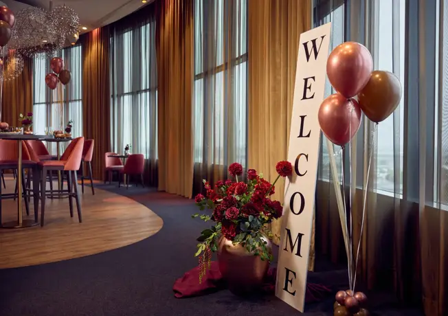 Mélangez la table de baby shower avec des friandises
