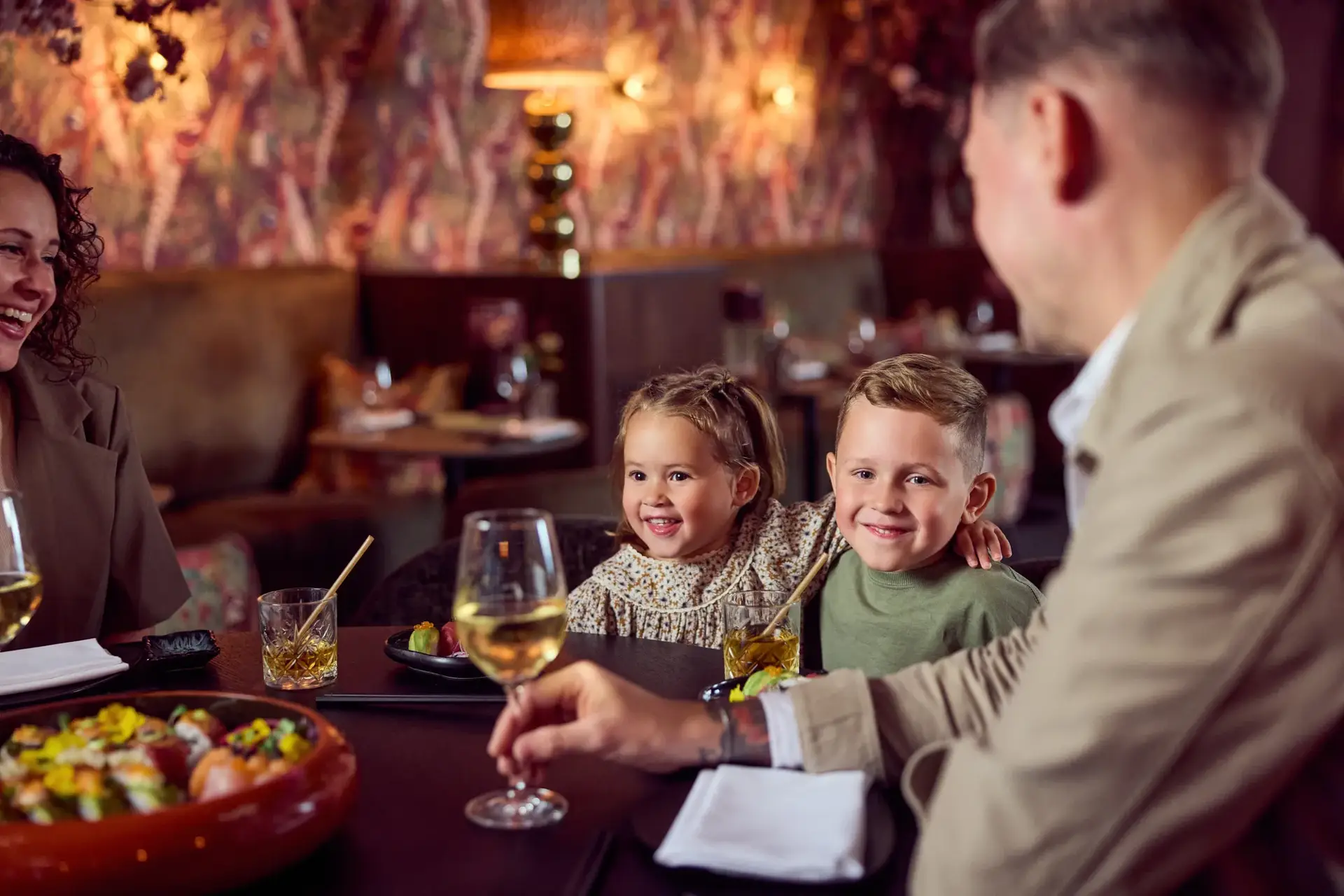 Famille avec enfants dans un restaurant Van der Valk