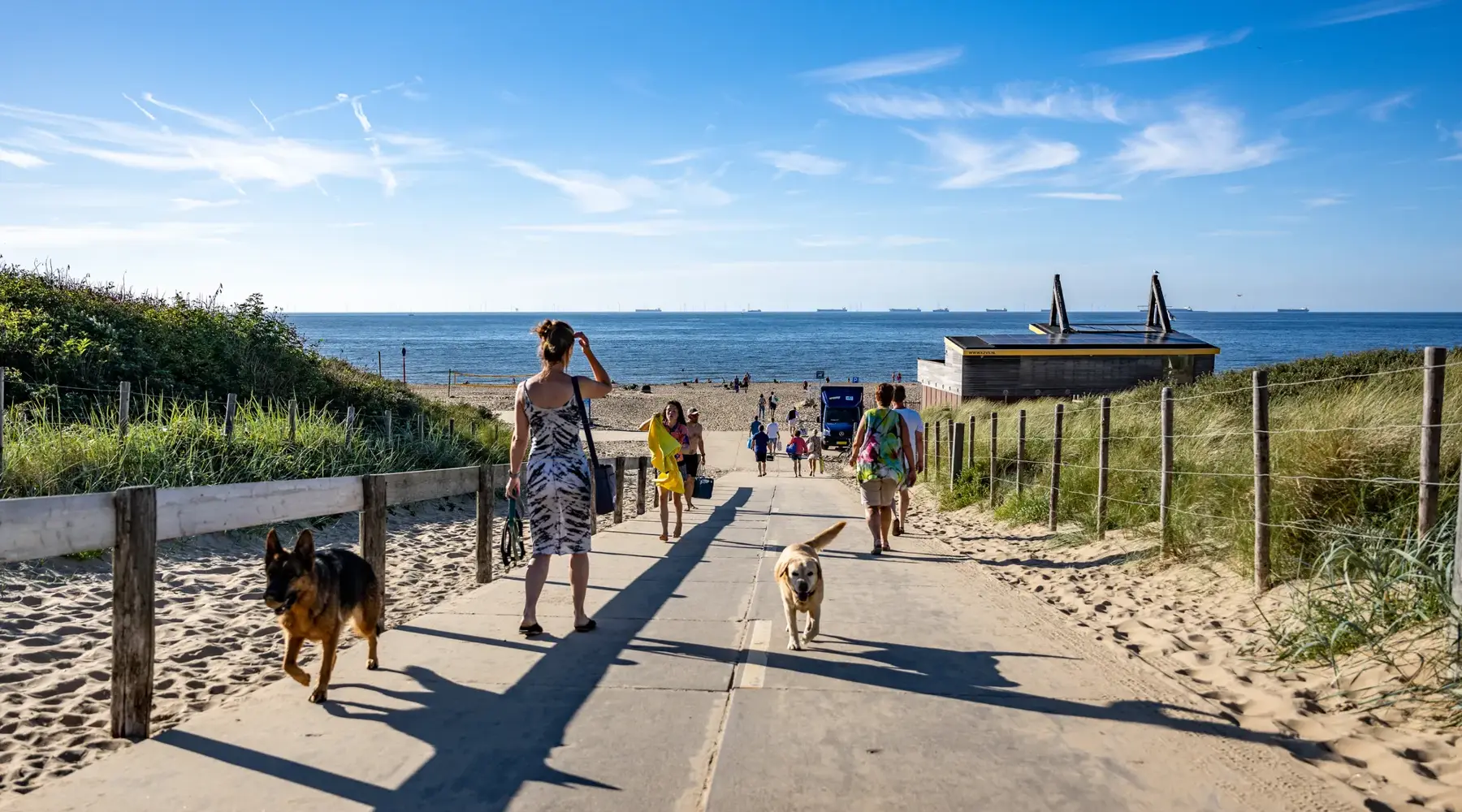 Gäste gehen zum Strand in der Nähe von Bloemendaal