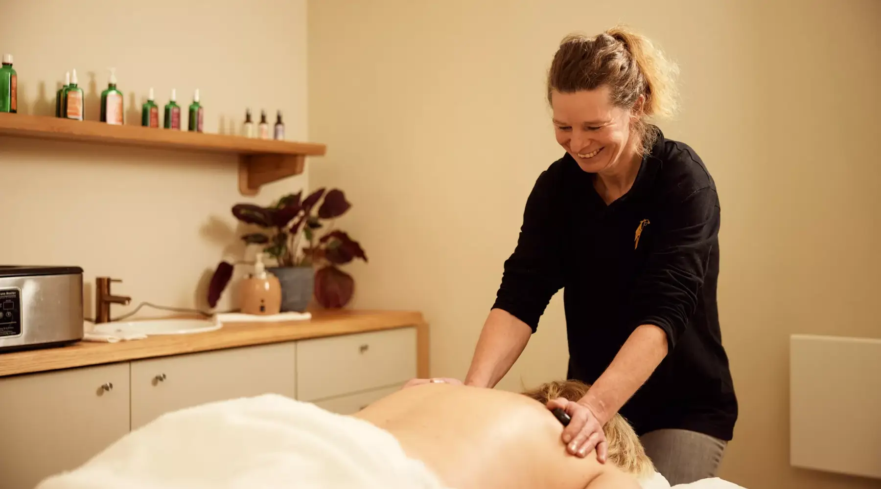 Vrouw geeft massagee